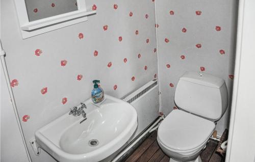 Koupelna v ubytování Nice Apartment In Saxn With Kitchen