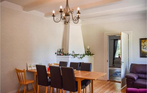 a dining room with a table and chairs at Cozy Home In Klockrike With Wifi in Klockrike