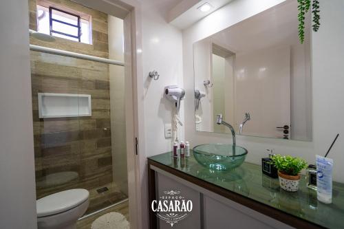 La salle de bains est pourvue d'un lavabo et de toilettes. dans l'établissement Espaço Casarão - Serra Gaúcha, à Cotiporã