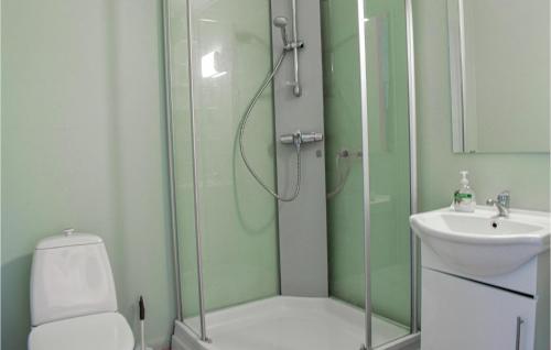 Bilik mandi di 3 Bedroom Amazing Home In Norheimsund