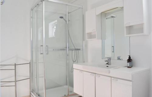 Bilik mandi di 3 Bedroom Amazing Home In Norheimsund
