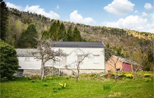 Ein weißes Haus mitten auf einem Feld in der Unterkunft 5 Bedroom Beautiful Home In Lavik in Lavik