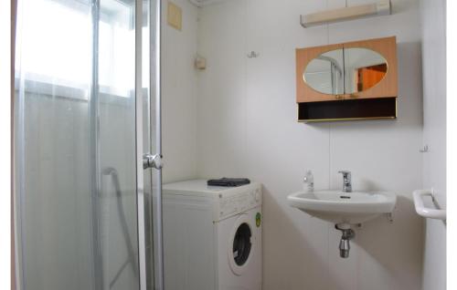 Bilik mandi di 5 Bedroom Beautiful Home In Lavik