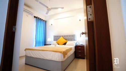 Кровать или кровати в номере The Beach Front Apartment - Colombo, Uswetakeiyawa, Colombo