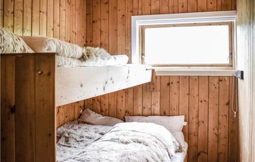 Våningssäng eller våningssängar i ett rum på Lovely Home In Norheimsund With Wifi