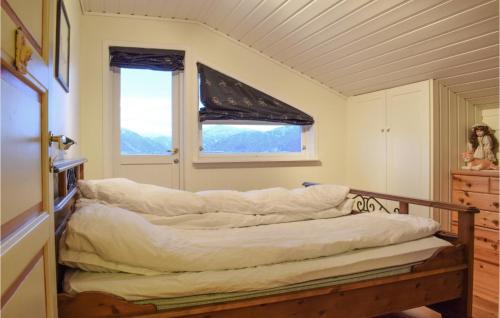 Ένα ή περισσότερα κρεβάτια σε δωμάτιο στο 5 Bedroom Beach Front Home In Lavik