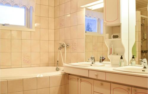 A bathroom at Pet Friendly Home In Lavik With House Sea View