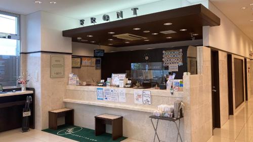un bancone di un negozio in un centro commerciale di Toyoko Inn Ise Matsusaka Ekimae a Matsuzaka