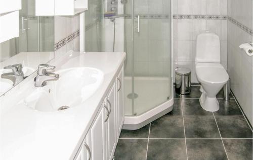 La salle de bains est pourvue d'un lavabo, d'une douche et de toilettes. dans l'établissement Sandshamn, à Sandshamn