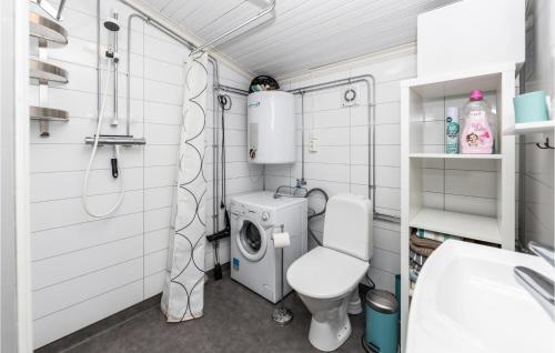 een badkamer met een toilet en een wasmachine bij 2 Bedroom Awesome Home In Isfjorden in Isfjorden