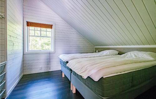 Un pat sau paturi într-o cameră la Gorgeous Home In Sre Osen With Wifi