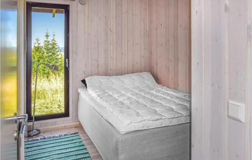 Posto letto in una piccola camera con finestra di Beautiful Home In yer With 4 Bedrooms And Sauna a Øyer