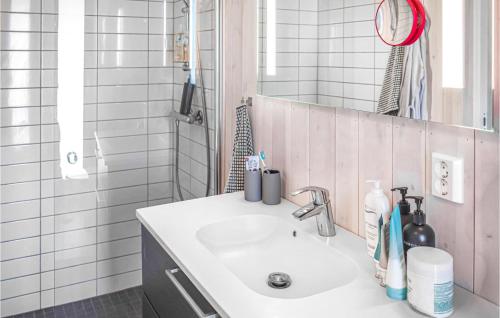 bagno con lavandino bianco e specchio di Beautiful Home In yer With 4 Bedrooms And Sauna a Øyer