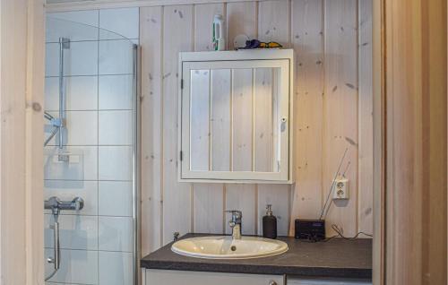 bagno con lavandino, armadio e doccia di Amazing Home In Mesnali With Wifi a Mesnali