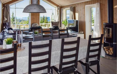 Un comedor y una sala de estar con mesa y sillas. en Stunning Home In Øyer With Wifi, en Øyer
