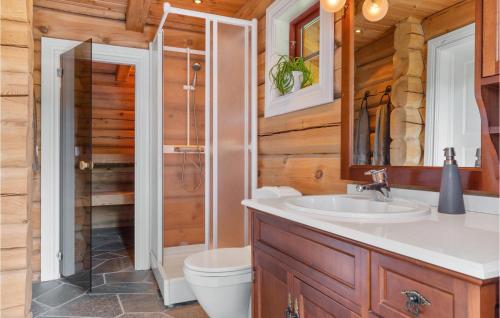 y baño con aseo, lavabo y ducha. en Gorgeous Home In Lampeland With Kitchen, en Lampeland