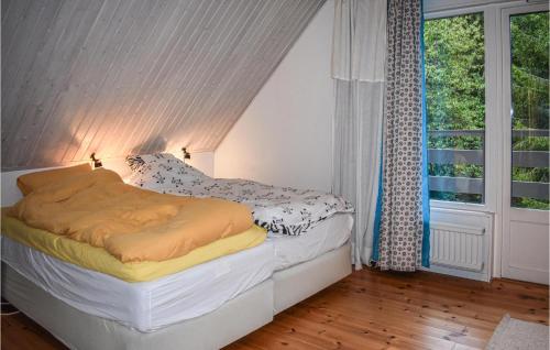 Postel nebo postele na pokoji v ubytování 4 Bedroom Lovely Home In Nsum