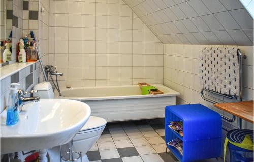 Kupatilo u objektu 4 Bedroom Lovely Home In Nsum