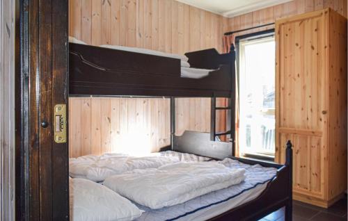 1 Schlafzimmer mit 2 Etagenbetten in einem Zimmer in der Unterkunft Staven Appartments in Hemsedal