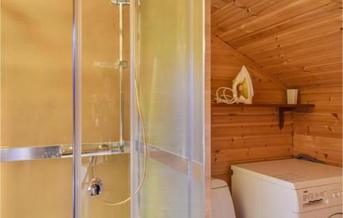 y baño pequeño con ducha y aseo. en Gorgeous Home In Vegrshei With Wifi, en Vegårshei