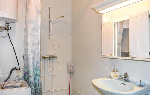 La salle de bains est pourvue d'un lavabo et d'une douche. dans l'établissement 2 Bedroom Beautiful Home In Vstra Torup, à Västra Torup