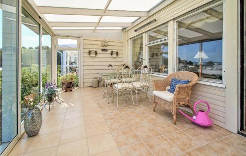 Un balcón o terraza en 2 Bedroom Amazing Home In Båstad