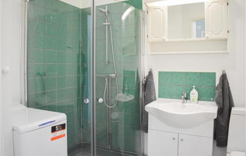Bathroom sa Pet Friendly Home In Hassl With Kitchen