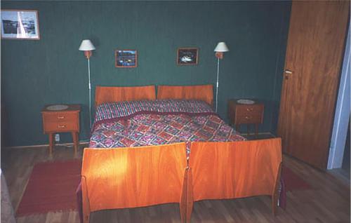 Een bed of bedden in een kamer bij Stunning Home In Agdenes With House A Mountain View
