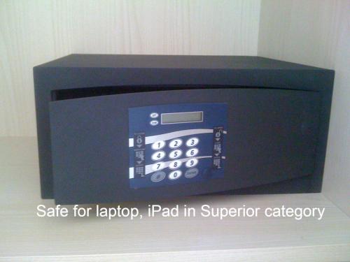 - un coffre-fort pour ordinateur portable et une plaquette de catégorie super-héros dans l'établissement Hotel Alex, à Lignano Sabbiadoro
