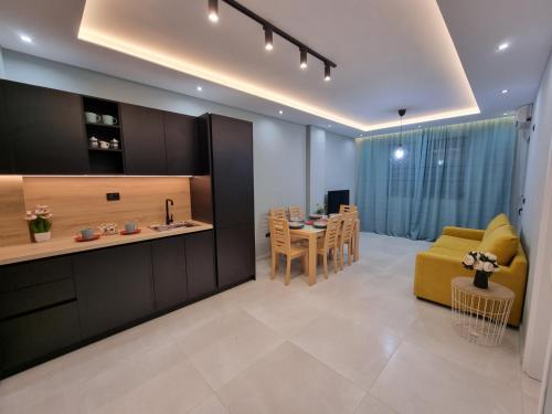 uma sala de estar com uma cozinha e uma sala de jantar em Holiday apartment near the sea em Durrës