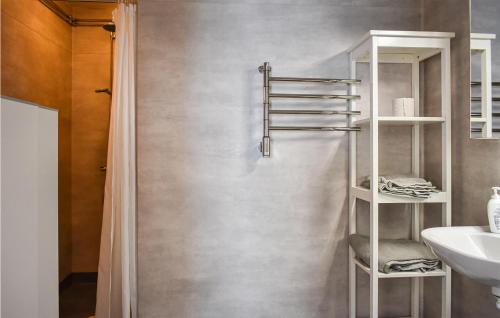 Ett badrum på Cozy Home In Karlskrona With Kitchen