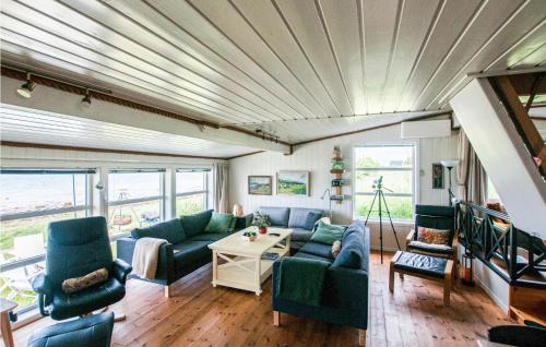 - un salon avec des canapés bleus et une table dans l'établissement Nice Home In Malvik With Kitchen, à Malvik
