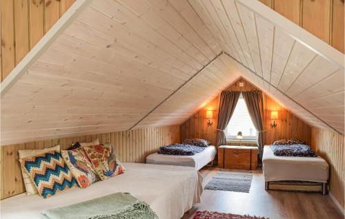 Säng eller sängar i ett rum på Awesome Apartment In Risr With Lake View
