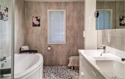 Koupelna v ubytování Cozy Home In Kristiansand With Wifi