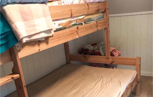 Ce lit superposé se trouve dans une petite chambre dotée de lits superposés. dans l'établissement Beautiful Home In Valsyfjord With Wifi And 3 Bedrooms, à Valsøyfjord