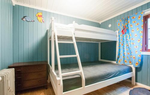 מיטה או מיטות קומותיים בחדר ב-Nice Home In Malm With Lake View
