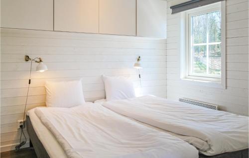 ein weißes Bett in einem Zimmer mit Fenster in der Unterkunft 1 Bedroom Nice Home In Kosta in Kosta