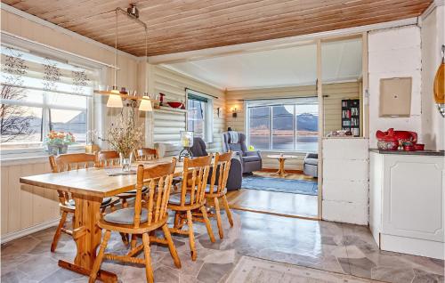 Lovely Home In Sortland With Wifi في سورتلاند: مطبخ وغرفة طعام مع طاولة وكراسي