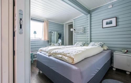 En eller flere senger på et rom på Nice Home In Bjerkvik With Wifi