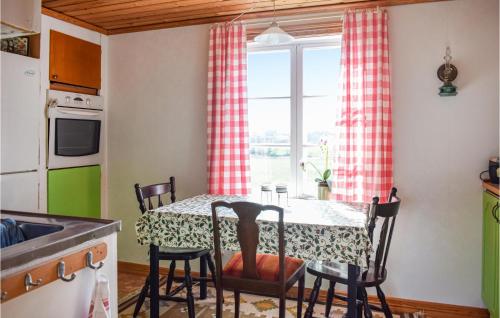 uma cozinha com uma mesa com cadeiras e uma janela em 2 Bedroom Beautiful Home In Sderkra em Söderåkra