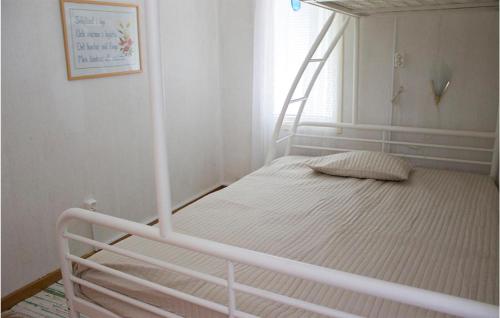 En eller flere senge i et værelse på 1 Bedroom Beautiful Home In Hgsby
