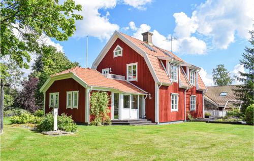 RörvikにあるGorgeous Home In Rörvik With Wifiの赤屋根の赤い家