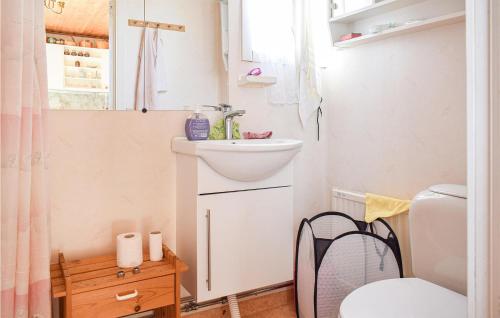 Kylpyhuone majoituspaikassa 2 Bedroom Pet Friendly Home In Figeholm
