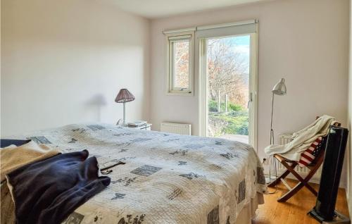 Un dormitorio con una cama grande y una ventana en Amazing Home In Klvedal With Kitchen, en Klövedal