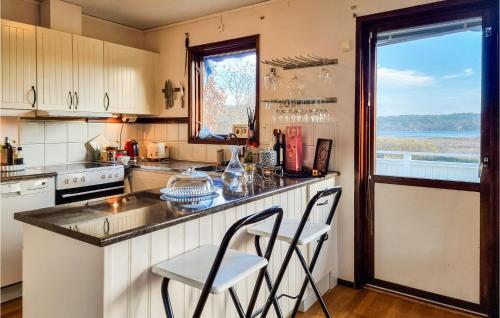Dapur atau dapur kecil di Amazing Home In Klövedal With Kitchen