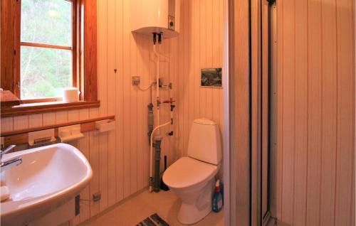 uma casa de banho com um WC branco e um lavatório. em Stunning Home In Skeppshult With House A Panoramic View em Skeppshult