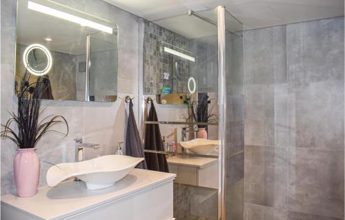 Et badeværelse på Stunning Home In Huskvarna With House A Panoramic View