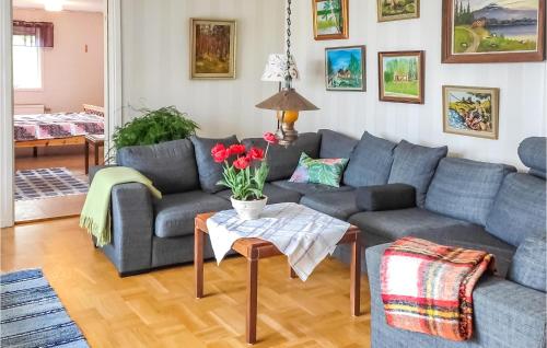 ein Wohnzimmer mit blauen Sofas und einem Tisch in der Unterkunft Lovely Home In Trans With Wifi in Tranås