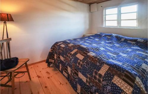 1 dormitorio con cama, mesa y ventana en Lovely Home In Sexdrega With Sauna en Sexdrega