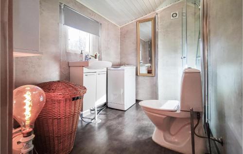 Kupatilo u objektu Lovely Home In Sexdrega With Sauna